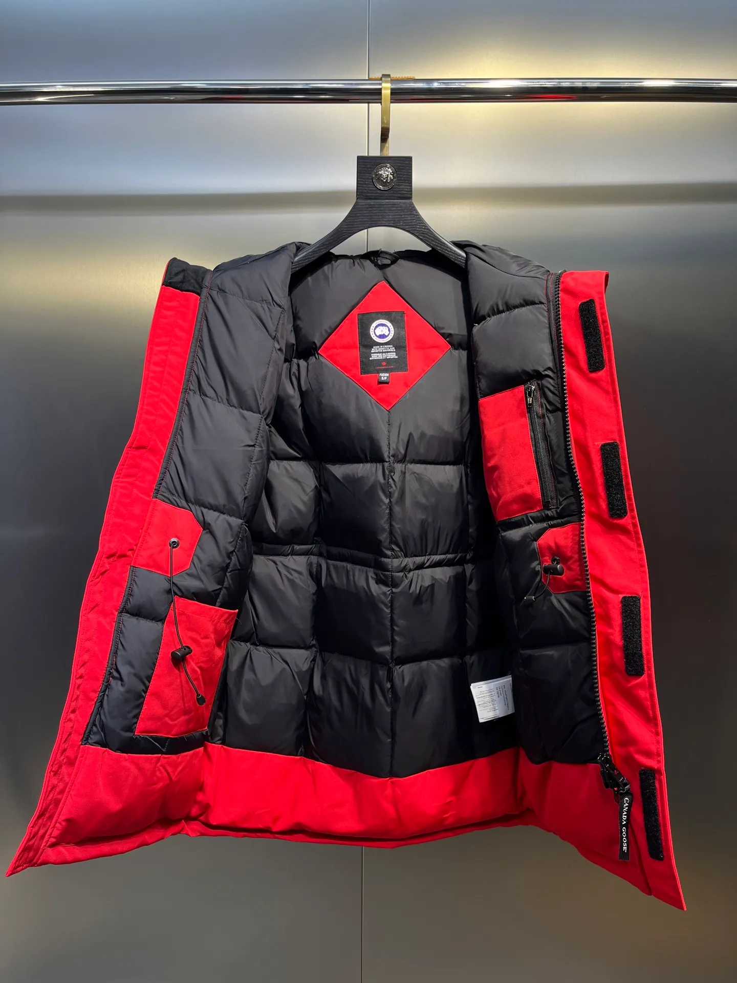 P840 𝘾𝘼𝙉𝘼𝘿𝘼 𝙂𝙊𝙊𝙎𝙀Big Goose 13# The design of Big Goose 13 is simple and elegant, a little longer than the 08 model, more suitable for men and suitable for business people. This down jacket is popular for its simple design, which is not only practical but also has a certain sense of fashion. In terms of applicability, the Daye 13 model provides good thermal insulation performance. Its thermal insulation coefficient is level 5, which can provide enough warmth and is suitable for wearing in cold environments. In addition, the Daye 13 model also has a high cost performance. Compared with other models, it provides a better balance between price and performance, making it more competitive in the market.  size：xs-xxl